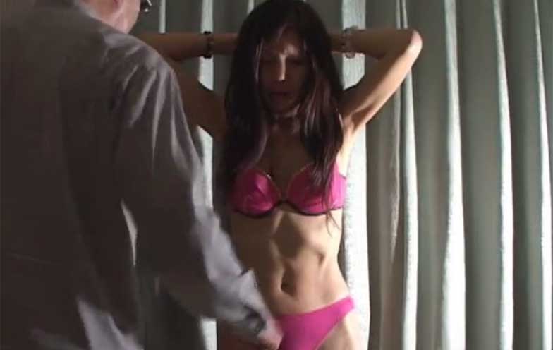 細く華奢な身体の女の子の鳩尾に拳を打ち込む