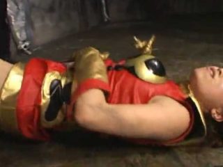 戦闘員達に捕まったヒロインが徹底的な腹への集中攻撃を受け嘔吐してしまう