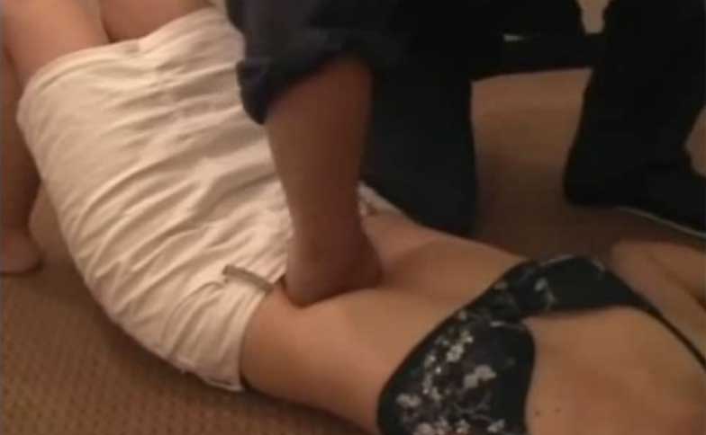 女性のか弱いお腹に何発もパンチ！腹筋の抵抗がなくなった柔らかいお腹にドボッ！