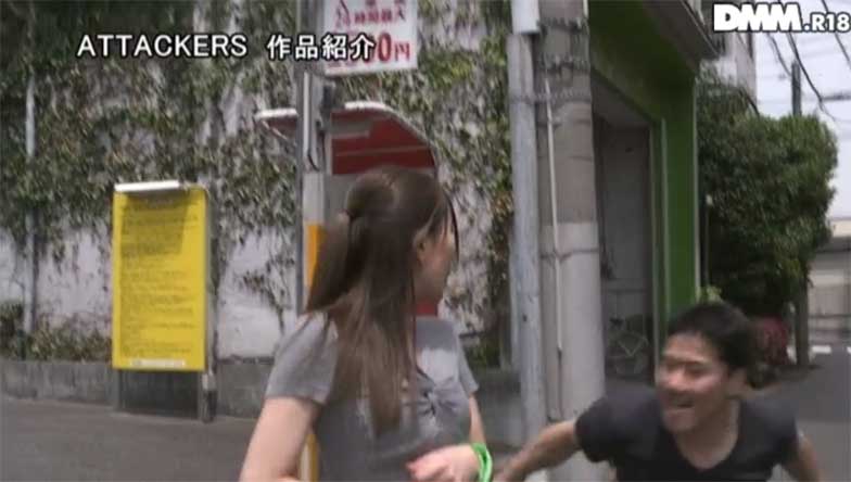 突然腹を殴られて監禁される美人妻！何度も輪姦され続けて幾度も絶頂する