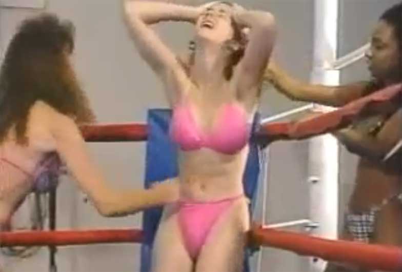 女二人が白人金髪美女をリンチするリョナ動画