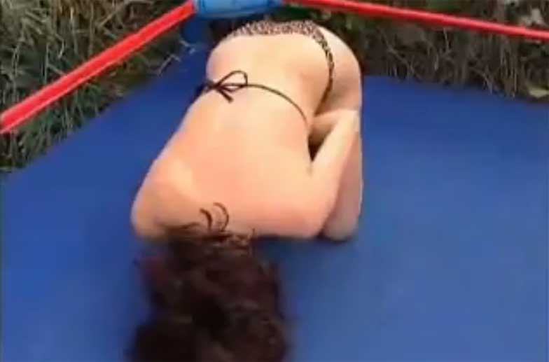 洋物ミックスボクシング！ボディーブローの連打でビキニ女が悶絶ダウン！
