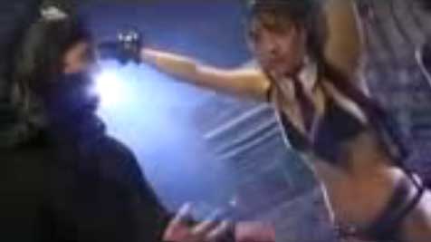 綺麗なスレンダーお姉さんが吊るされてお腹を殴られる