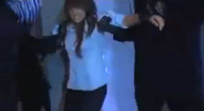 捕まったお姉さんが顔やお腹を何度も殴られ痛めつけられる