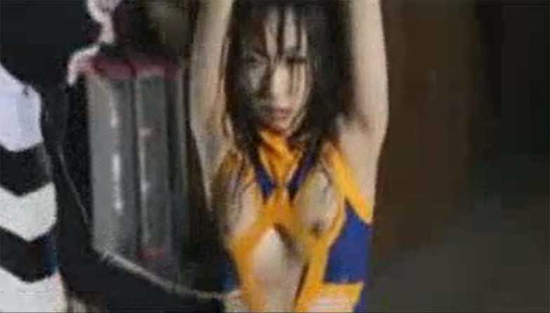 強気なお姉さんが両手を縛られ吊るされた状態で腹パンチされる！