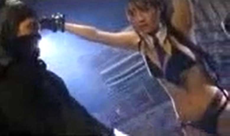 エッチな格好をしたヒロインが吊るされてお腹を殴られサンドバック状態に！