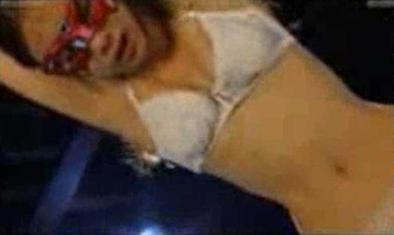 白い下着がエッチな仮面女戦士が両手首を上に縛られ何度もボディーブローを受け悶絶！