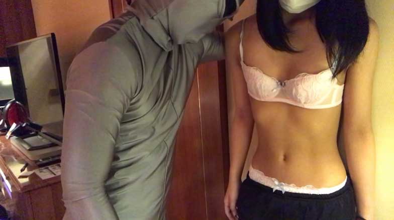 スレンダーな18歳少女が初めての腹パンチ体験！