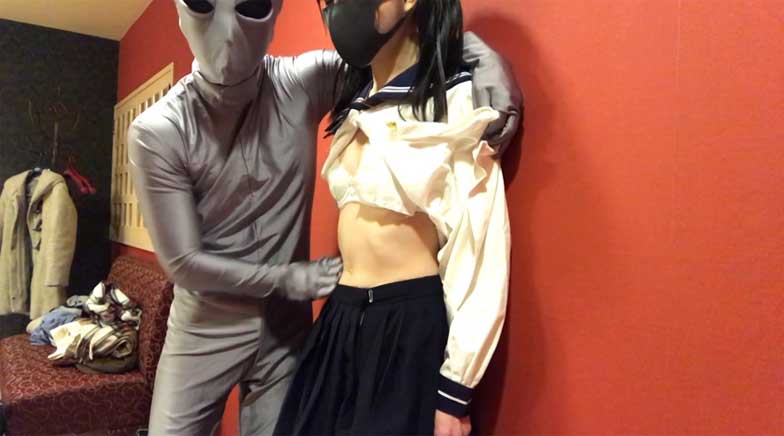 豪快な鳴きっぷりww華奢な身体のツインテールJKに腹パンチ！