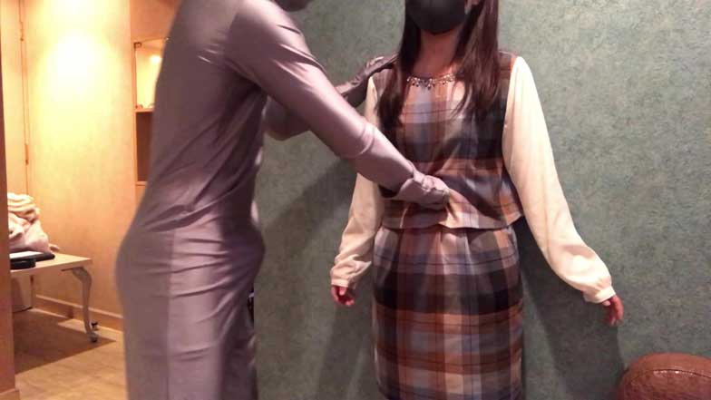 内臓直撃腹パンチで吐息を漏らし感じてしまうドM女子大学生