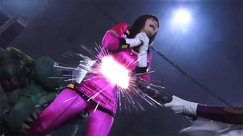 首を絞められ腹バットリンチを受けてしまうピンクヒロイン