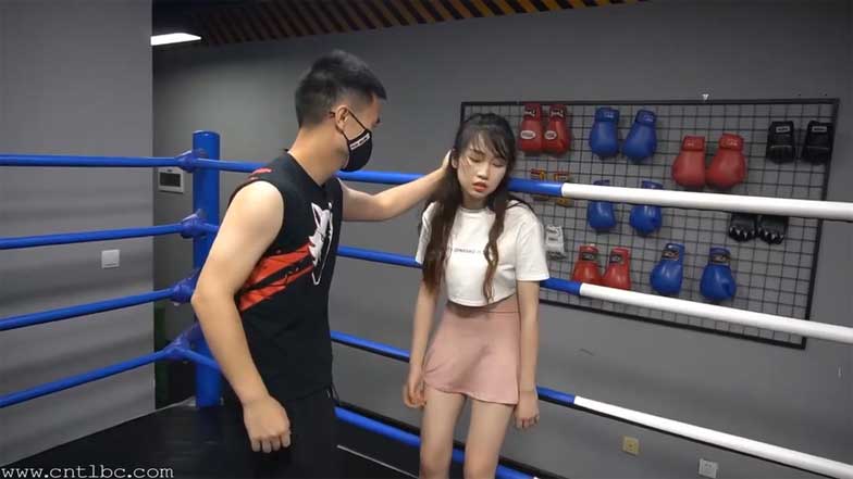 無抵抗の女を素手でボコボコにする動画www