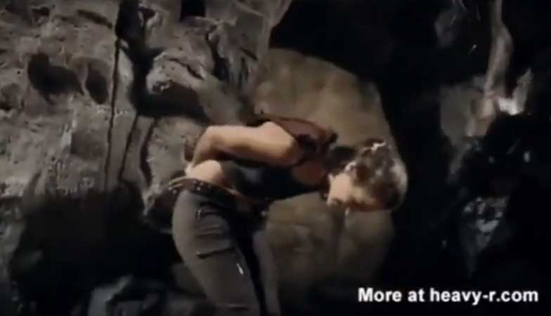 吊るされた外人女兵士が屈強な男兵士に腹パンチリンチを受けフルボッコにされてしまう