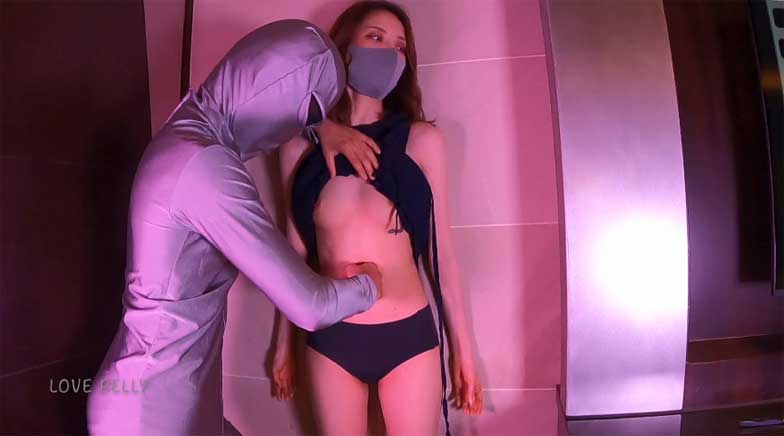 鉄板が入ってるかのような固い腹筋をしたスレンダー美人に腹パンチ!