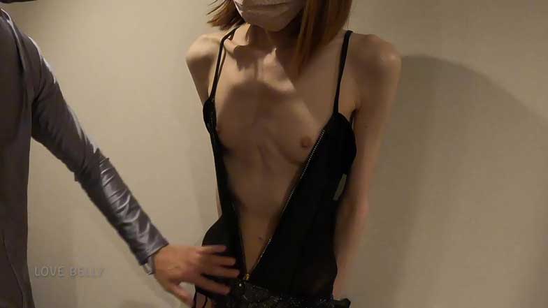 内臓直撃必至！ガリガリ貧乳美女に腹パンチ！