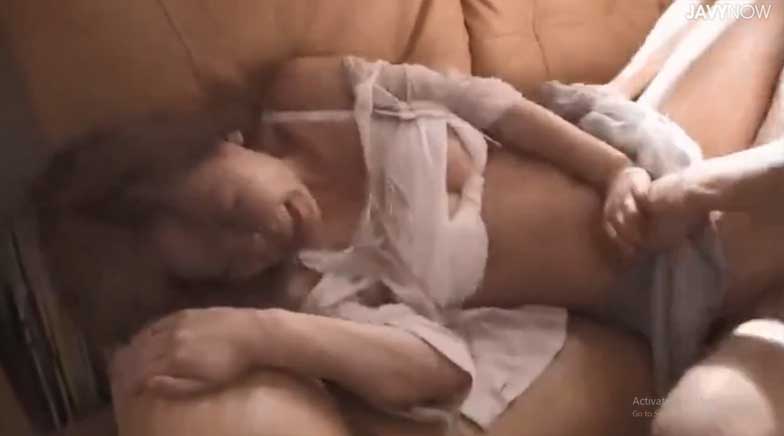 買い物から帰宅したところを強姦魔に腹パンチされてレイプされる人妻！