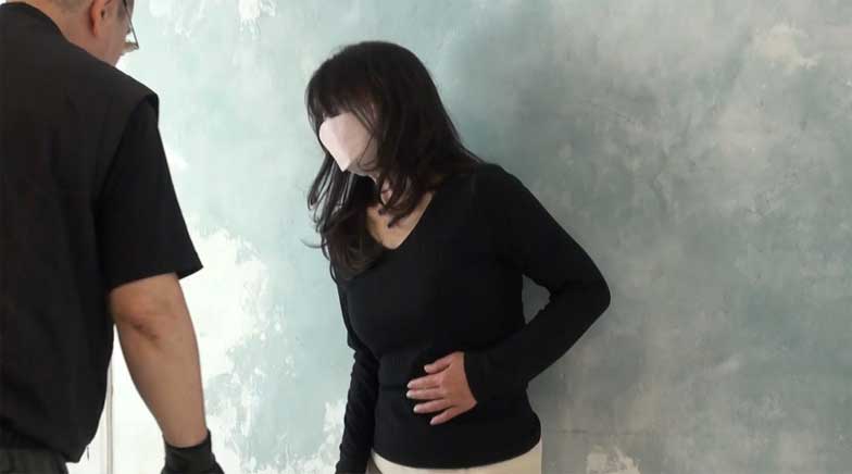 素人人妻が着衣のままただただ腹パンチされ続ける動画