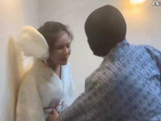 「やめてっ！」着物美少女が覆面男に腹パンチされて悶絶！