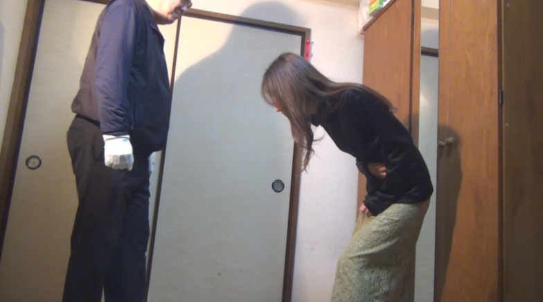 日常的な暴力…着衣喰い込み腹パンチ！